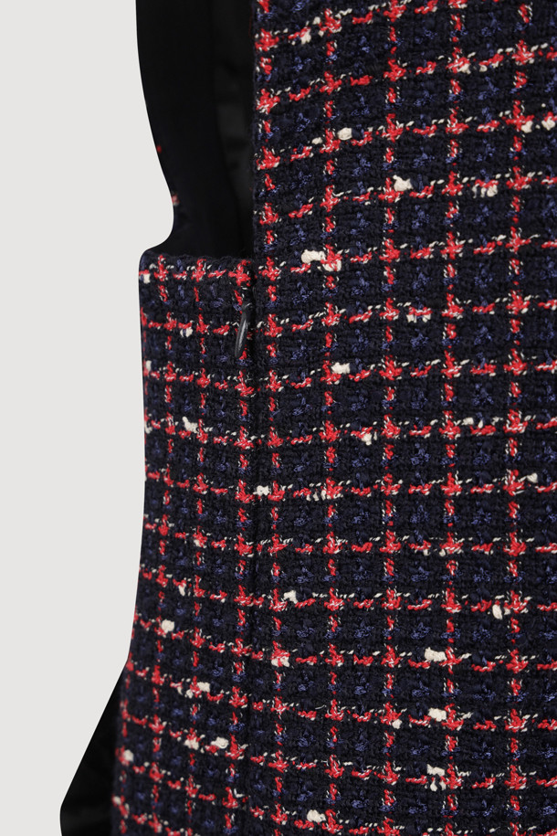 **[Atelier] 리본 포인트 미니 드레스 (navy)**는 가을, 겨울 시즌 엘레강스한 스타일을 연출하는 여성 의류입니다. 울 블렌디드 트위드 소재의 네이비 컬러 체크 패턴으로, 슬림핏 일자핏의 미니 기장 치마 타입입니다. 라운드넥 민소매 디자인이며, 리본 장식과 셔링 디테일, 옆 지퍼로 포인트를 더했습니다. 데이트룩, 모임룩, 연말 모임룩 등 특별한 날, 클래식, 미니멀, 걸리시한 무드로 연출하기 좋습니다. 올뜯김 및 마찰에 주의하여 착용하십시오.
