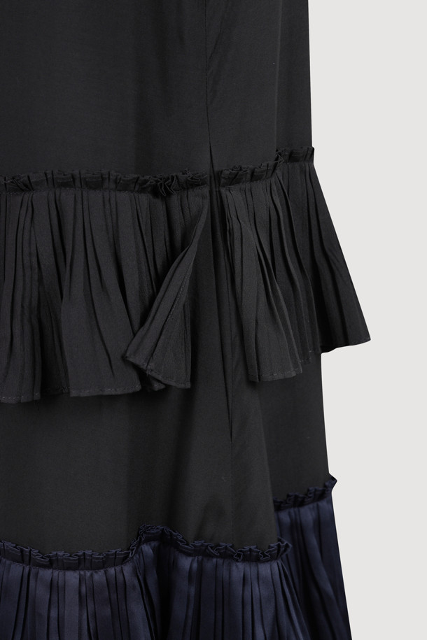 [Atelier] 플리츠 포인트 슬립 드레스 (블랙)는 여성스러운 실루엣을 강조하는 A라인 맥시 원피스입니다. 부드러운 레이온 소재로 제작되어 편안한 착용감을 선사하며, 사계절 내내 활용 가능한 실용적인 아이템입니다. 플리츠 디테일이 유니크한 포인트를 더하고, 비대칭 절개선과 사이드 트임이 세련된 무드를 연출합니다. 스트랩 네크라인과 어깨끈 길이 조절 기능으로 체형에 맞게 핏을 조절할 수 있으며, 아틀리에 레터링 테이프 디테일이 은은한 포인트를 더합니다. 데이트룩, 카페룩, 모임룩 등 다양한 TPO에 클래식하고 미니멀한 스타일을 연출해보세요.
