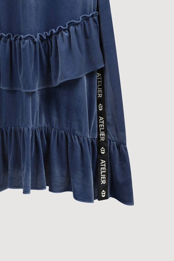 [Atelier] 벨벳 슬립 롱 드레스는 부드러운 벨벳 소재로 제작되어 은은한 광택과 고급스러운 분위기를 자아냅니다. 스퀘어넥과 A라인 실루엣, 루즈핏으로 편안하면서도 우아한 스타일을 연출하며, 민소매 디자인과 얇은 두께감으로 가을, 겨울 시즌 레이어드 룩에도 활용하기 좋습니다. 비대칭 절개선과 프릴 디테일, 사이드 트임이 돋보이며, 어깨끈 길이 조절이 가능하여 체형에 맞게 핏을 조절할 수 있습니다. 데이트룩, 연말 모임룩 등 특별한 날, 클래식하면서도 로맨틱한 무드를 더해줄 아이템입니다. 아틀리에 레터링 테이프로 섬세함을 더했습니다.
