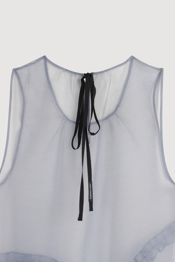 슬리브리스 레이어링 프릴 드레스 (grey)는 오간자 소재의 여성용 민소매 원피스입니다. 비대칭 셔링 디테일과 뒤 테이프 장식이 유니크한 스타일을 연출하며, 얇고 비침이 있는 레이어드 스타일로 시원하게 착용할 수 있습니다. 라운드 넥 디자인에 루즈핏으로 편안함을 더했으며, 봄, 여름 시즌 데이트룩, 카페룩, 여행룩 등 다양한 TPO에 활용하기 좋습니다. 미니멀, 로맨틱, 시크한 무드를 동시에 즐길 수 있는 아이템입니다.
