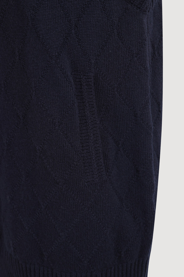 베스트  knit 드레스 (dark navy)는 부드러운 울, 나일론, 캐시미어 혼방 소재로 제작되어 포근한 착용감을 선사합니다. 톤 다운된 다크 네이비 컬러와 아가일 패턴이 클래식하면서도 캐주얼한 무드를 자아냅니다. 민소매 디자인에 하이넥 베스트 연출이 가능하며, 레이어드 스타일링으로 다양한 분위기를 연출할 수 있습니다. 넉넉한 루즈핏으로 편안하며, 세일러 카라 디테일이 사랑스러운 포인트를 더합니다. 속주머니가 있어 실용적이며, 가을, 겨울철 데일리룩, 모임룩, 카페룩 등 폭넓게 활용하기 좋습니다.
