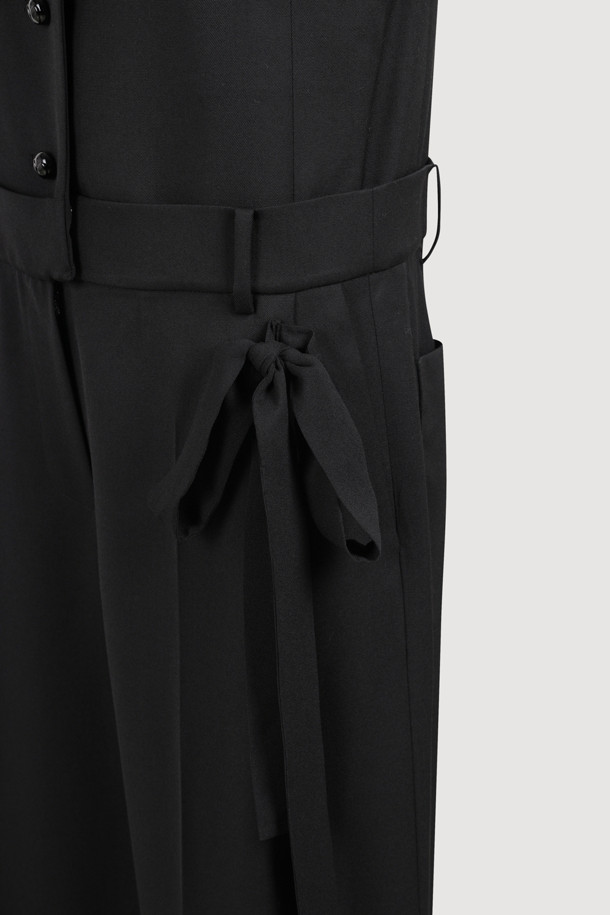 [Atelier] 리본 포인트 점프수트 (블랙)는 가을, 겨울 시즌을 위한 여성 점프수트로, 클래식하면서도 유니크한 스타일을 연출합니다. 부드러운 울 블렌드 소재에 스트레이트 핏으로 편안한 착용감을 선사하며, 스퀘어넥 디자인과 민소매 기장으로 세련된 실루엣을 완성합니다. 앞 중심 버튼 여밈과 허리 리본 매듭, 뒤 포켓 레터링 자수 디테일이 돋보이며, 레이어드하여 다양한 스타일링이 가능합니다. 데이트룩, 모임룩, 겨울 데일리룩 등 다채로운 TPO에 맞춰 클래식, 미니멀, 시크한 무드를 연출해보세요.
