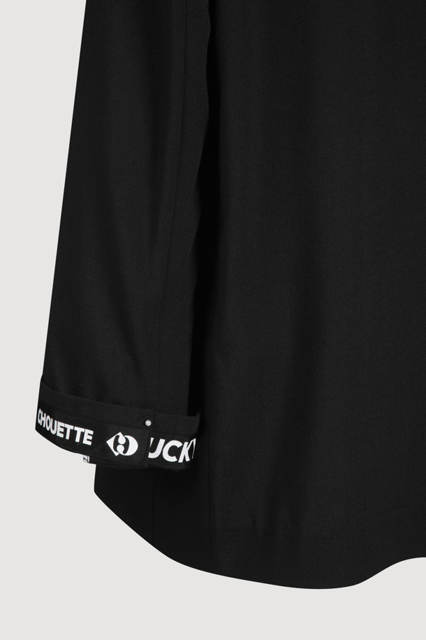 [Re-Order] Pintuck Pocket Single Jacket(black)는 모던하고 클래식한 스타일의 싱글 자켓입니다. TR 소재로 제작되어 얇은 두께감으로 여름에도 시원하게 착용 가능하며, 블랙 컬러에 일자핏으로 어떤 옷에도 잘 어울립니다. 어깨 패드, 빅 아웃포켓, 다트 스티치 디테일, 뒤 중심 슬릿, 제천 벨트, LUCKY 로고 패턴 안감 등 섬세한 디테일이 돋보이는 제품입니다.
