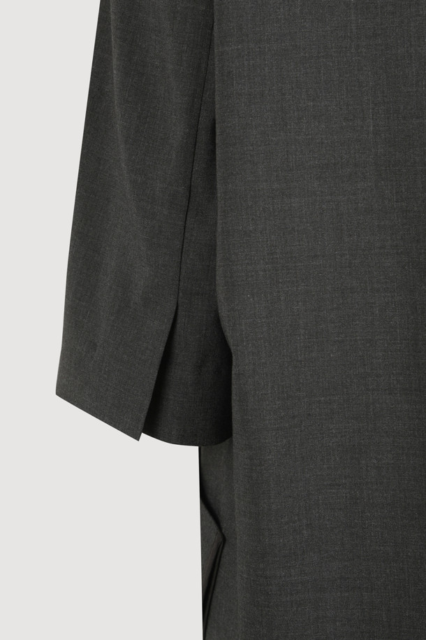 [Re-Order] Poly Single Half Sleeve Jacket (melange grey)는 린넨 소재로 고급스러운 촉감을 선사하며, 멜란지 그레이 컬러가 세련된 느낌을 더하는 여성 자켓입니다. 봄, 여름 시즌에 어울리는 스탠다드핏의 반소매 자켓으로, 일상과 세미포멀 스타일 모두 소화 가능하며, 클래식하면서도 유니크한 무드를 연출합니다. 빅 사이즈 아웃포켓과 테이프 디테일이 특징이며, 원피스 또는 스커트와 매치하면 더욱 멋스럽게 연출할 수 있습니다.
