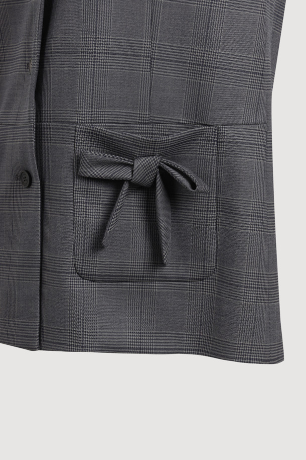 리본 디테일 체크 싱글 재킷 (다크 그레이)은 가을, 겨울 시즌에 어울리는 여성용 아우터입니다. 클래식과 캐주얼 스타일을 모두 소화할 수 있으며, 출근룩, 겨울 데일리룩, 모임룩 등 다양한 TPO에 적합합니다. 울 소재로 제작되어 두꺼운 두께감을 자랑하며, 체크 패턴이 돋보이는 박시핏 싱글 버튼 재킷입니다. 행운을 뜻하는 LUCKY 로고 패턴 안감과 스트라이프 소매 안감, 레터링 테이프 턴업 디테일이 더해져 포인트를 더합니다. 다크 그레이 컬러로 어떤 옷에도 쉽게 매치하여 미니멀한 스타일을 연출할 수 있습니다.
