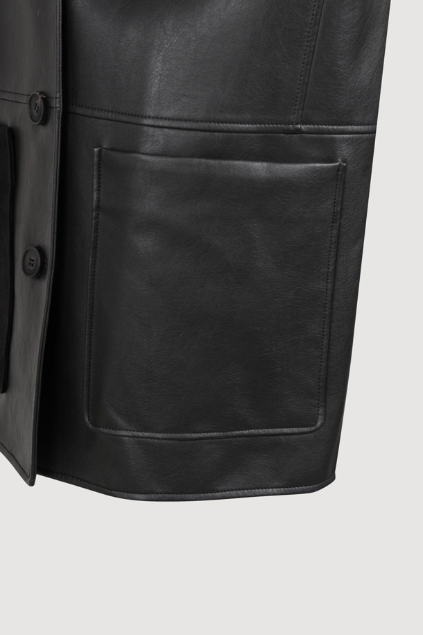 페이크 레더 싱글 재킷 (블랙)은 여성용으로, 봄, 가을에 착용하기 좋은 테일러드 스타일의 재킷입니다. 부드러운 촉감의 인조 가죽과 스웨이드 소재를 사용하여 클래식하면서도 캐주얼한 분위기를 연출합니다. 블랙 컬러의 무지 디자인에 레귤러 기장, 싱글 버튼 여밈 방식으로 제작되었으며, 스트레이트 핏으로 떨어지는 실루엣이 특징입니다. 내부 안감과 가슴 및 아웃 포켓, 로고 와펜 등의 디테일이 더해져 데이트룩, 모임룩, 미니멀룩 등 다양한 스타일에 활용하기 좋습니다.
