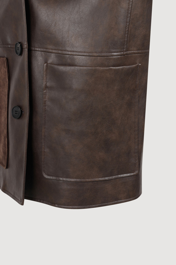 페이크 레더 싱글 재킷(브라운)은 가을, 겨울에 어울리는 여성용 자켓입니다. 부드러운 촉감의 인조 가죽과 스웨이드 소재로 제작되었으며, 두꺼운 두께감으로 따뜻함을 더했습니다. 클래식과 캐주얼 스타일을 모두 소화할 수 있으며, 무지 패턴에 스트레이트 핏으로 어떤 옷에도 잘 어울립니다. 테일러드 코트 타입에 싱글 버튼 여밈 방식으로, 가슴 포켓, 아웃 포켓, 로고 패턴 안감, 로고 와펜 디테일이 돋보입니다. 데이트룩, 가을 나들이룩, 겨울 데일리룩에 활용하기 좋습니다.
