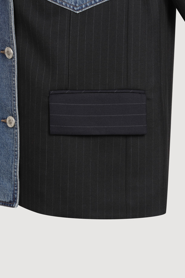 [Re-Order] 데님 패치 믹스 재킷 (블랙)은 데이트룩, 모임룩에 어울리는 모던, 캐주얼, 클래식 스타일의 자켓입니다. 봄, 가을에 착용하기 좋으며, 데님과 울 소재의 믹스매치로 제작되었습니다. 슬림핏과 일자핏 두 가지로 출시되어, 개인의 취향에 따라 선택할 수 있습니다. 블랙 컬러에 패치워크와 스트라이프 패턴이 돋보이며, 스티치 디테일과 LUCKY 로고 안감, 켄톤 버튼으로 포인트를 더했습니다. 레귤러 기장의 긴소매 자켓으로 다양한 스타일 연출에 활용하기 좋습니다.
