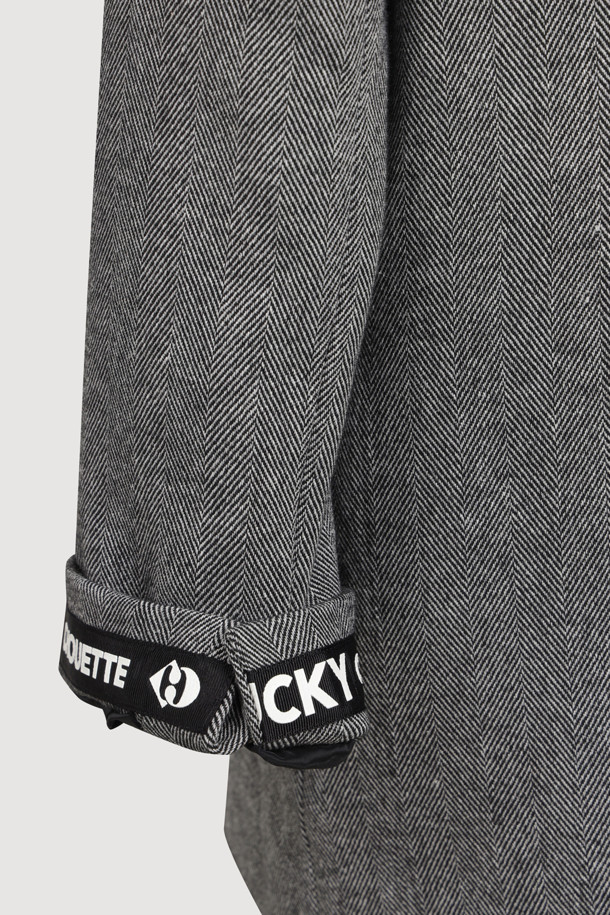 헤링본 더블 재킷 (grey)는 여성스러운 라인을 살려주는 일자핏의 클래식한 더블 코트 타입 재킷입니다. 가을, 겨울 시즌에 적합하며, 울 소재로 제작되어 두꺼운 두께감을 자랑합니다. 그레이 컬러의 헤링본 패턴이 세련된 분위기를 더하며, 어깨 패드와 엠블럼 포인트 단추 디테일로 고급스러움을 강조했습니다. 안감은 LUCKY 로고 패턴으로 디자인되어 있으며, 오피스룩, 출근룩, 모임룩 등 다양한 TPO에 활용하기 좋습니다. 미니멀, 시크한 스타일을 선호하는 여성에게 추천합니다.
