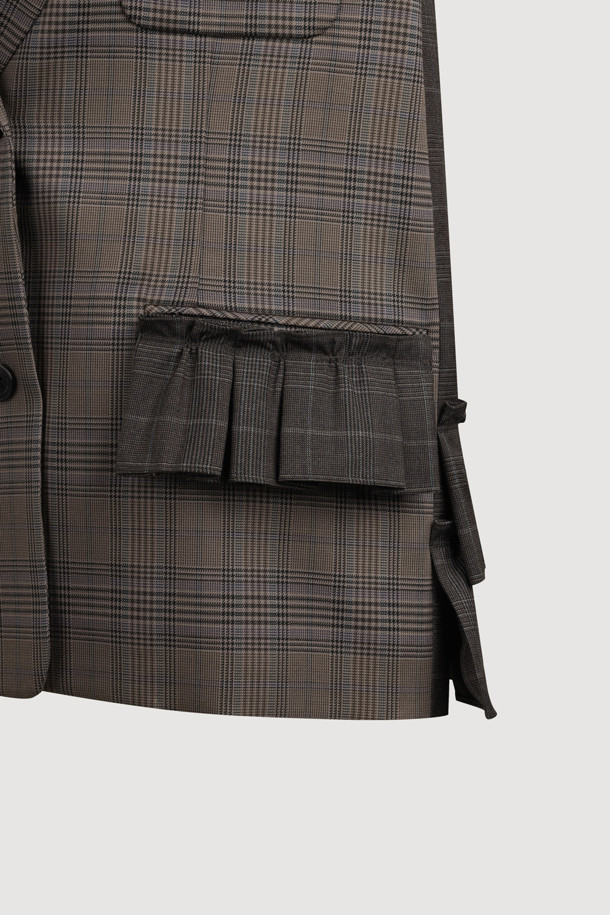 프릴 디테일 체크 싱글 재킷은 브라운과 그레이 컬러의 울블렌드 및 소모 소재로 제작된 여성용 싱글 재킷입니다. 봄, 가을에 착용하기 좋으며, 클래식하고 유니크한 스타일을 연출합니다. 박시핏 크롭 기장으로 세련된 실루엣을 선사하며, 테일러드 코트 타입에 싱글 버튼 여밈 방식입니다. 오피스룩, 모임룩, 데이트룩에 제격이며, 미니멀, 시크한 스타일을 즐기는 분들께 추천합니다.
