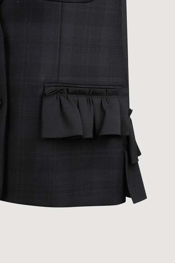 프릴 디테일 체크 싱글 재킷은 가을, 겨울 시즌 여성 고객을 위한 아우터입니다. 톤 다운된 다크 그레이 컬러의 울 소재로 제작되어, 클래식하면서도 유니크한 스타일을 연출합니다. 테일러드 코트 타입에 싱글 버튼 여밈으로 깔끔함을 더했으며, 박시한 핏과 긴 소매 기장으로 편안한 착용감을 선사합니다. 체크 패턴과 프릴 디테일이 믹스앤매치된 디자인으로 오피스룩, 모임룩, 겨울 데일리룩 등 다양한 TPO에 활용 가능하며, 미니멀, 시크한 스타일을 선호하는 분들께 추천합니다.
