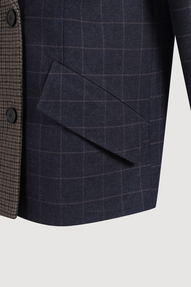 체크 믹스 테일러드 재킷 (브라운)은 시크하고 클래식한 스타일을 연출하는 테일러드 재킷입니다. 브라운 컬러와 윈도우 체크 패턴이 특징이며, 일상, 오피스룩, 비즈니스 캐주얼, 모임룩 등 다양한 TPO에 활용하기 좋습니다. 싱글 버튼 여밈과 일자핏으로 깔끔한 실루엣을 제공하며, 긴 소매 기장과 언발란스 믹스 단추, 가슴 포켓 디테일이 돋보입니다. 안감에는 럭키 로고 패턴이 적용되어 유니크함을 더했습니다.
