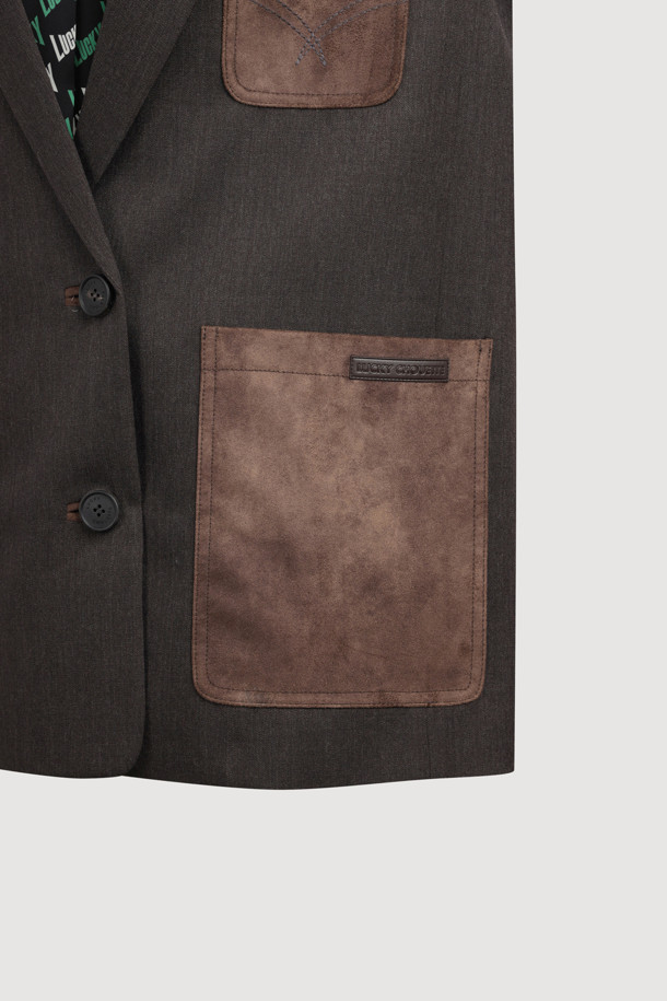 브라운 컬러의 스웨이드 포켓 체크 싱글 재킷입니다. 울과 스웨이드 소재의 조화로 가을, 겨울 시즌에 따뜻하고 포근하게 착용할 수 있습니다. 슬림핏에 크롭 기장으로, 모던하고 클래식한 스타일을 연출하며 오피스룩, 출근룩, 모임룩에 적합합니다. 체크 패턴과 스웨이드 포켓 디테일이 돋보이며, LUCKY 로고 패턴 안감과 소뿔 단추로 고급스러움을 더했습니다. 싱글 버튼 여밈 방식의 두꺼운 두께감으로 시크하고 미니멀한 스타일을 완성할 수 있습니다.
