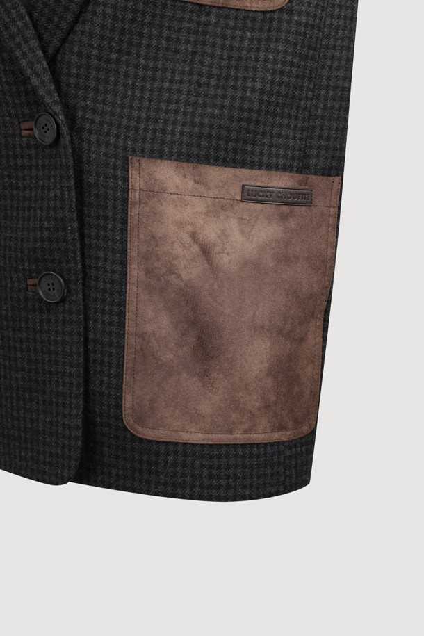 세련된 분위기를 연출하는 스웨이드 포켓 체크 싱글 재킷 (grey)입니다. 여성 고객을 위해 디자인되었으며, 가을과 겨울에 따뜻하게 착용할 수 있습니다. 모던하고 클래식한 스타일을 동시에 만족시키는 체크 패턴과 슬림핏 디자인이 특징입니다. 부드러운 스웨이드와 울 소재, 소뿔 단추, 럭키 로고 안감 디테일로 고급스러움을 더했습니다. 오피스룩, 출근룩, 모임룩 등 다양한 TPO에 활용 가능하며, 클래식, 미니멀, 시크한 스타일을 연출하기 좋습니다.
