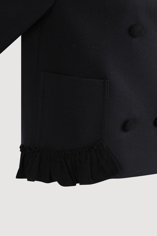 세련된 무드의 라운드 넥 트위드 재킷 (블랙)을 소개합니다. 울과 캐시미어 혼방 소재로 제작되어 부드러운 촉감과 뛰어난 보온성을 자랑하며, 가을과 겨울 시즌에 제격입니다. 클래식하고 엘레강스한 무드를 더하는 체크 패턴과 싱글 버튼 여밈, 루즈핏 디자인이 특징입니다. 금속 단추와 프릴 디테일로 포인트를 주었으며, 럭키 로고 패턴 안감으로 고급스러움을 더했습니다. 오피스룩, 모임룩, 소개팅룩 등 다양한 TPO에 활용 가능하며, 클래식, 미니멀, 시크한 스타일을 연출하기 좋습니다.
