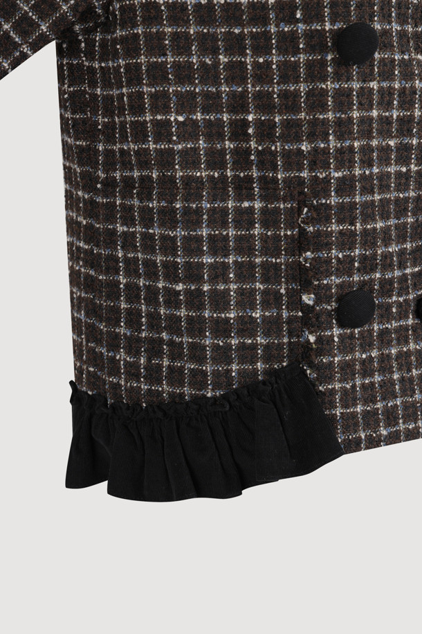 세련된 분위기를 연출하는 라운드넥 트위드 재킷 (멀티 컬러)입니다. 울과 캐시미어 혼방 소재로 제작되어 부드러운 촉감과 두꺼운 두께감으로 따뜻함을 선사합니다. 클래식하고 엘레강스한 무드를 자아내는 체크 패턴과 금속 단추, 프릴 디테일, 비대칭 디자인이 돋보입니다. 넉넉한 루즈핏으로 편안하게 착용 가능하며, LUCKY 로고 패턴 안감이 고급스러움을 더합니다. 봄, 가을 시즌 모임룩, 데이트룩, 오피스룩 등 다양한 TPO에 활용하여 시크하고 미니멀한 스타일을 완성해보세요.
