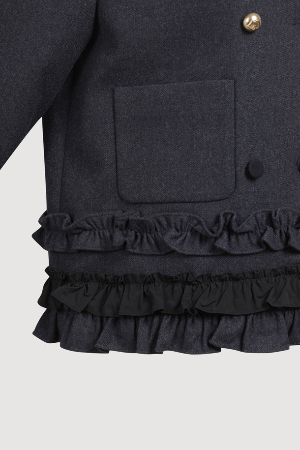 네이비 색상의 No Collar 크롭 더블 재킷입니다. 여성 의류로, 캐주얼, 미니멀, 클래식 스타일을 연출하기 좋습니다. 데이트룩에 잘 어울리며, 봄, 가을에 착용하기 적합합니다. 데님 포켓 디테일과 밑단 프릴 장식이 돋보이며, LUCK 로고 패턴 안감으로 포인트를 더했습니다. 일자핏의 크롭 기장으로, 트렌디한 스타일을 완성해보세요.
