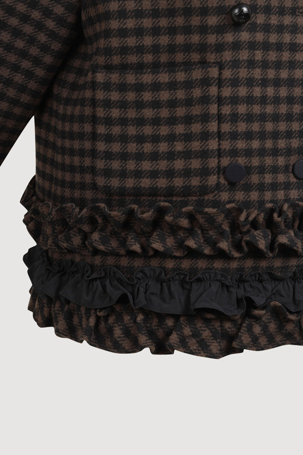 No Collar Crop Double 재킷 (멀티 컬러)는 여성스러운 캐주얼룩을 완성하는 크롭 기장의 데님 자켓입니다. 데이트룩, 모임룩 등 다양한 TPO에 활용 가능하며, 캐주얼과 클래식 스타일을 모두 아우릅니다. 체크 패턴에 데님 포켓 디테일과 밑단 프릴 장식이 여성스러운 무드를 더하고, 일자핏으로 편안하게 착용할 수 있습니다. 안감은 LUCKY 로고 패턴으로 포인트를 주어 소장 가치를 높였습니다. 봄, 가을 시즌에 활용하기 좋은 긴소매 디자인의 멀티 컬러 자켓입니다.
