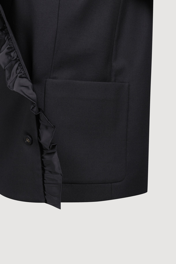 [Re-Order][아뜰리에] 프릴 디테일 테일러드 재킷 (블랙)은 가을과 겨울, 오피스룩, 출근룩, 모임룩에 어울리는 여성용 테일러드 재킷입니다. 클래식하고 엘레강스한 스타일을 연출하며, 세미 Y실루엣 핏과 힙 기장으로 세련된 핏을 선사합니다. 울 소재의 두꺼운 두께감과 단단한 촉감으로 고급스러움을 더했으며, 빅 사이즈 카라와 프릴 디테일, 아틀리에 자수, ATELIER 로고 패턴 안감 등 섬세한 디자인이 돋보입니다. 긴 소매와 어깨 패드, 셔링 디테일, 스트라이프 소매 안감으로 완성도를 높인 블랙 컬러의 무지 재킷입니다.
