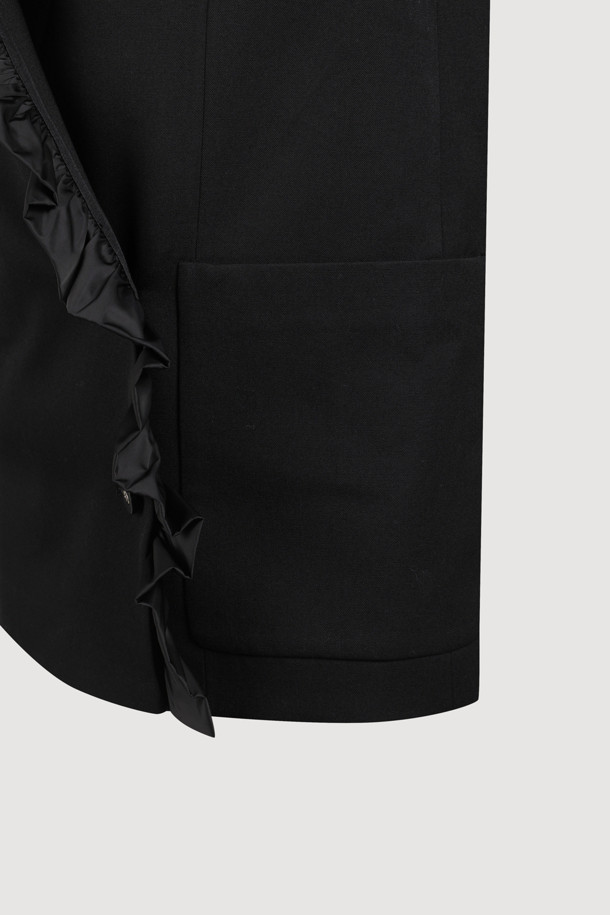 [Re-Order][아틀리에] 프릴 디테일 테일러드 재킷 (블랙)은 가을과 겨울, 오피스룩, 모임룩, 소개팅룩에 어울리는 여성용 테일러드 재킷입니다. 클래식하고 엘레강스한 스타일을 연출하며, 세미 Y 실루엣으로 떨어지는 핏이 특징입니다. 울 소재의 두꺼운 블랙 컬러의 재킷으로, 빅 사이즈 카라와 프릴 디테일, 셔링 디테일, 아틀리에 자수가 고급스러움을 더합니다. 싱글 버튼 여밈 방식과 어깨 패드가 세련된 룩을 완성하며, 스트라이프 및 로고 패턴 안감이 은은한 포인트를 줍니다.
