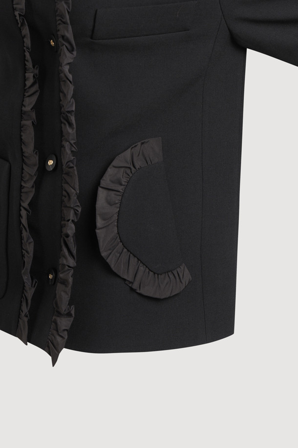 [Atelier] 라운드넥 프릴 트위드 재킷 (블랙)은 가을과 겨울, 당신의 우아함을 돋보이게 해 줄 여성용 아우터입니다. 클래식하고 우아한 스타일을 강조하며, H라인 핏과 톤온톤 블랙 컬러로 시크한 매력을 더합니다. 울 소재에 두꺼운 두께감으로 따뜻함을 선사하며, 라운드넥과 프릴 디테일이 여성스러운 포인트를 더합니다. 어깨 패드, 셔링 디테일, 비대칭 포켓, 로고 패턴 안감, 스트라이프 소매 안감 등 섬세한 디테일이 돋보이는 이 재킷은 오피스룩, 모임룩, 연말 모임룩까지 폭넓게 활용 가능합니다.
