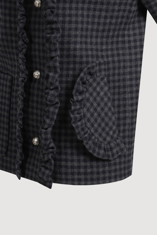 [Atelier] 라운드 넥 프릴 트위드 재킷 (멀티 컬러)은 클래식하면서도 유니크한 매력을 선사하는 여성용 아우터입니다. 가을, 겨울 시즌에 어울리는 두꺼운 울 소재로 제작되어 따뜻함을 더하며, 중힙 기장의 H라인 핏으로 세련된 실루엣을 연출합니다. 멀티 컬러 체크 패턴에 프릴 디테일, 셔링 디테일, 비대칭 포켓, 로고 패턴 안감, 스트라이프 소매 안감 등 섬세한 디자인 요소가 돋보입니다. 라운드 넥 디자인과 버튼 여밈 방식으로 편안하게 착용할 수 있으며, 데이트룩, 모임룩, 겨울 데일리룩 등 다양한 TPO에 맞춰 클래식, 미니멀, 시크한 스타일을 완성해보세요.
