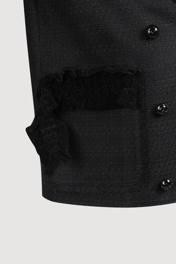 [Atelier] 세일러 트위드 재킷 (블랙)은 클래식과 유니크 스타일을 동시에 느낄 수 있는 여성용 아우터입니다. 봄, 가을에 어울리는 중간 두께감의 트위드 소재로 제작되었으며, 세일러 카라 디자인과 블랙 컬러가 시크한 분위기를 연출합니다. 힙 기장의 레귤러핏 싱글 버튼 자켓으로, 니트 프릴 디테일과 포켓 수술 장식이 돋보입니다. [Atelier] 로고 패턴 안감과 금속 로고 버튼이 고급스러움을 더하며, 데이트룩, 오피스룩, 모임룩 등 다양한 TPO에 활용하기 좋습니다.
