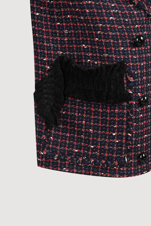 [Atelier] 세일러 트위드 재킷 (네이비)는 여성스러운 무드를 자아내는 트위드 재킷입니다. 세일러 카라와 니트 프릴 디테일이 돋보이며, 힙 기장의 레귤러 핏으로 제작되었습니다. 네이비 컬러의 트위드 소재는 클래식하면서도 유니크한 스타일을 연출하며, 싱글 버튼 여밈과 금속 로고 버튼으로 고급스러움을 더했습니다. 안감은 ATELIER 로고 패턴으로 마감되었으며, 포켓 수술 장식이 포인트입니다. 데이트룩, 오피스룩, 모임룩에 모두 잘 어울리는 아이템입니다.
