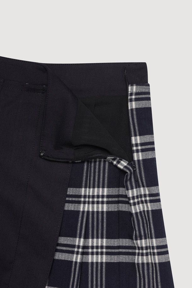 머테리얼 믹스 플리츠 롱 스커트 (멀티 컬러)는 체크와 솔리드 패턴을 믹스하여 캐주얼하면서도 세련된 스타일을 연출합니다. 블랙과 네이비 두 가지 색상으로 출시되어 다양한 상의와 매치하기 용이하며, 겨울철 데일리룩에 활용하기 좋습니다. 옆 지퍼 여밈과 앞 슬릿 디테일이 편안한 착용감과 활동성을 제공합니다. 플리츠 핏의 롱 스커트로 클래식하고 미니멀한 무드를 더해줍니다.
