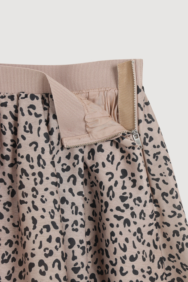 레오파드 밴딩 미디 스커트(브라운)는 여성스러운 룩을 연출하는 데 최적의 아이템입니다. 브라운 컬러의 레오파드 패턴이 유니크한 무드를 더하며, A라인 핏으로 다리가 더욱 슬림해 보이는 효과를 줍니다. 허리 밴딩과 밑단 러플 디테일이 편안함과 스타일리시함을 동시에 선사하며, 데이트룩, 모임룩, 카페룩 등 다양한 TPO에 활용 가능합니다. 나일론과 폴리에스터 혼방 소재로 제작되어 사계절 내내 즐겨 입을 수 있으며, 클래식, 레트로, 미니멀 등 폭넓은 스타일을 소화합니다. 옆 지퍼 디테일로 편안하게 착용할 수 있습니다.
