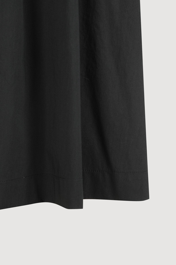 부드러운 면 소재로 제작되어 편안한 착용감을 선사하는 Pleats Banding Long Skirt (다크 네이비)입니다. 허리 밴딩과 A라인 & 플리츠 디자인으로 캐주얼하면서도 베이직한 스타일을 연출하며, 얇은 두께감으로 봄, 여름, 가을 시즌에 활용하기 좋습니다. 바이오 가공 처리와 허리 배색, 로고 테이프 디테일이 돋보이는 여유핏 롱스커트입니다.
