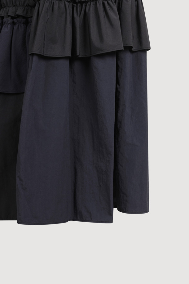 프릴 포인트 밴딩 롱 스커트 (black)는 유니크하면서도 클래식한 무드를 연출하는 여성용 스커트입니다. 얇은 두께감의 나일론 소재로 제작되어 사계절 내내 편안하게 착용 가능하며, A라인 핏으로 여성스러운 실루엣을 선사합니다. 허리 밴딩 디자인과 맥시 기장, 언밸런스 절개라인, 프릴 디테일이 어우러져 캐주얼하면서도 세련된 스타일을 완성합니다. 데이트룩, 카페룩, 여행룩 등 다양한 TPO에 활용할 수 있는 웨어러블 아이템입니다. 미니멀, 클래식, 캐주얼 스타일을 즐겨 입는 분들께 추천합니다.
