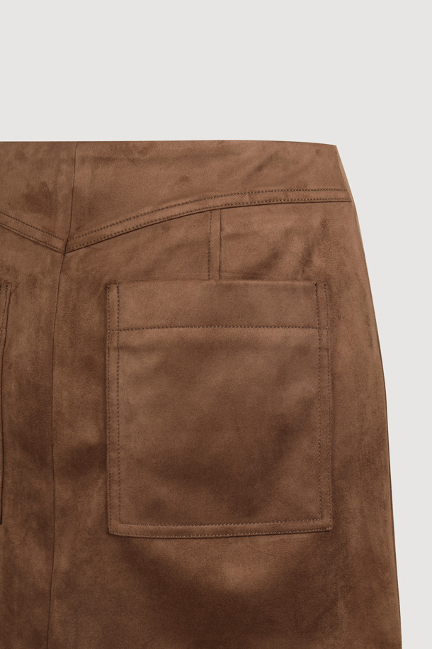 리본 포인트 스웨이드 미니 스커트 (브라운)는 가을, 겨울 시즌에 어울리는 여성용 미니스커트입니다. 부드러운 스웨이드 소재에 H라인 핏으로 클래식하고 유니크한 스타일을 연출합니다. 허리 라인의 벨벳 배색과 리본 디자인, 옆 라인 지퍼 디테일이 돋보입니다. 데이트룩, 겨울 데일리룩, 모임룩 등 다양한 TPO에 활용 가능하며, 오버사이즈 아우터와 매치하면 시크한 스타일을 완성할 수 있습니다.
