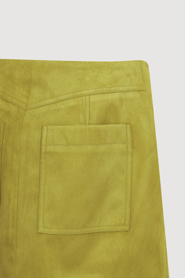 리본 포인트 스웨이드 미니 스커트 (라임)는 부드러운 스웨이드 소재로 제작되어 봄, 가을에 착용하기 좋습니다. H라인 핏과 무지 패턴으로 클래식하면서도 유니크한 스타일을 연출하며, 데일리룩과 모임룩에 모두 잘 어울립니다. 라임 컬러와 벨벳 배색 포인트가 산뜻함을 더하고, 옆 지퍼 여밈으로 편안하게 착용할 수 있습니다. 오버사이즈 아우터와 코디하여 스타일리시한 룩을 완성해 보세요.
