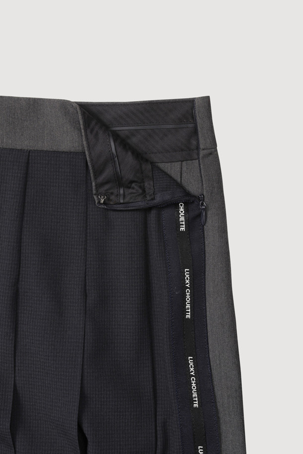 소재 믹스 플리츠 롱 스커트 (블랙)는 유니크하고 캐주얼한 스타일을 연출하는 여성용 스커트입니다. 옆 라인 지퍼와 레터링 테이프로 포인트를 더했으며, 언밸런스 기장과 세 가지 소재 믹스로 독특한 디자인을 완성했습니다. 맥시 기장의 플리츠 스커트로, 데이트룩, 쇼핑룩, 캐주얼, 미니멀, 시크 등 다양한 스타일을 소화할 수 있습니다. 사계절 내내 활용 가능한 블랙 컬러의 롱 스커트로, 매력적인 룩을 연출해 보세요.
