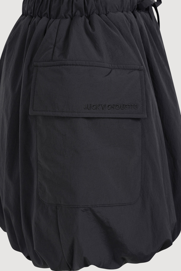 볼륨 패딩 미니 스커트(블랙)는 여성들을 위한 캐주얼 스타일의 겨울철 필수 아이템입니다. 톡톡한 두께감과 부드러운 촉감의 나일론, 스판덱스 혼방 소재로 제작되어 편안한 착용감을 선사합니다. A라인 핏과 볼륨감 있는 실루엣이 다리 라인을 더욱 돋보이게 하며, 허리 밴딩과 아웃포켓, 자수 디테일로 포인트를 더했습니다. 데이트룩, 모임룩, 미니멀, 클래식 등 다양한 스타일 연출이 가능하며 옆 라인 지퍼로 편안하게 착용할 수 있습니다. 무지 디자인의 블랙 컬러로 어떤 상의와도 쉽게 매치하여 스타일리시한 룩을 완성해 보세요.
