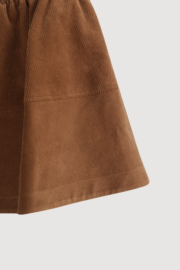 코듀로이 밴딩 미니 스커트(브라운)는 캐주얼, 클래식, 미니멀 스타일을 사랑하는 여성분들을 위한 아이템입니다. 가을, 겨울 시즌에 어울리는 A라인 핏의 미니스커트로, 허리 밴딩과 허리 스웨이드 배색 디테일이 특징입니다. 부드러운 코듀로이와 스웨이드 소재가 따뜻하고 포근한 느낌을 선사하며, 루즈핏 디자인으로 편안한 착용감을 제공합니다. 데이트룩이나 모임룩으로 여성스러우면서도 스타일리시하게 연출해보세요. 볼륨감 있는 실루엣으로 다리가 더욱 길어 보이는 효과를 줍니다.
