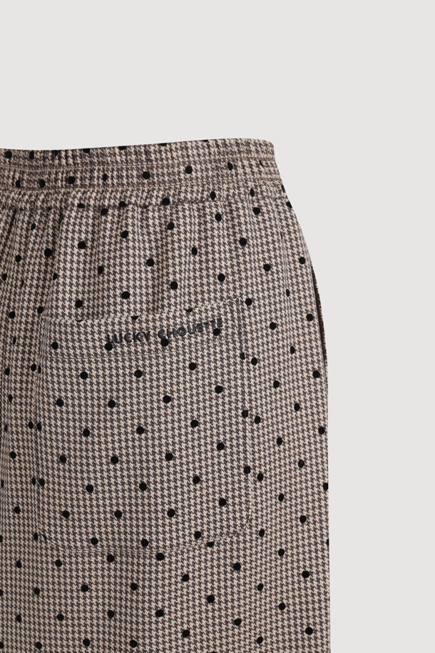 프릴 포인트 체크 밴딩 롱 스커트 (베이지)는 여성스러운 매력을 극대화하는 롱 스커트입니다. 베이지 색상에 체크와 도트 패턴이 은은하게 조화되어 페미닌한 무드를 연출합니다. 허리 밴딩 디자인으로 편안한 착용감을 선사하며, H라인 핏과 루즈핏의 조화로 자연스러운 실루엣을 만들어줍니다. 프릴 디테일, 뒤 트임, 뒤 포켓, 레터링 자수 디테일이 돋보이며, 데이트룩, 모임룩 등 다양한 TPO에 활용 가능합니다. 클래식, 미니멀, 로맨틱 스타일을 즐겨 입는 분들께 추천합니다.
