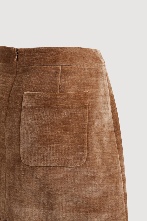 헤임 자수 벨벳 미니 스커트(브라운)는 부드러운 벨벳 소재, H라인 핏으로 클래식한 무드를 연출합니다. 밑단 자수 디테일이 돋보이며, 가을, 겨울 시즌에 어울리는 두꺼운 두께감으로 따뜻하게 착용할 수 있습니다. 뒷면 지퍼 클로징으로 편안하게 착용 가능하며, 데이트룩, 모임룩, 연말 모임룩 등 다양한 TPO에 활용 가능합니다. 미니멀, 시크 스타일에 매치하여 세련된 스타일을 완성해 보세요. 브라운 컬러로 어떤 상의와도 쉽게 어울립니다.
