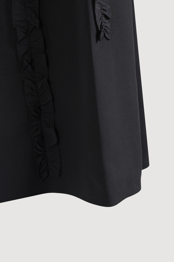 **프릴 포인트 밴딩 롱 스커트 (블랙)**는 여성스러운 무드를 연출하는 캐주얼 스타일의 롱 스커트입니다. 면과 폴리에스테르 혼방 소재로 제작되어 편안한 착용감을 선사하며, 사계절 내내 활용하기 좋습니다. A라인 핏에 프릴 디테일이 더해져 볼륨감 있는 실루엣을 완성하며, 밴딩 허리 디자인으로 편안함을 더했습니다. 데이트룩, 산책룩 등 다양한 TPO에 미니멀, 클래식 스타일로 연출하여 세련된 분위기를 낼 수 있습니다. 블랙 컬러의 무지 디자인으로 어떤 상의와도 매치하기 용이하여 활용도가 높습니다.
