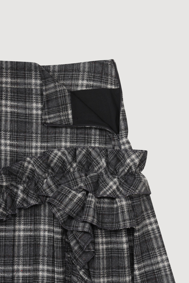 다크 그레이 컬러의 Check Wrinkle 미디 스커트입니다. 울 소재로 제작되어 부드러운 촉감과 두께감으로 가을, 겨울 시즌에 따뜻하게 착용할 수 있습니다. 클래식한 무드의 A라인 핏에 체크 패턴이 더해져 고급스러운 느낌을 주며, 오피스룩, 출근룩, 모임룩 등 다양한 TPO에 활용 가능합니다. 옆 지퍼 여밈과 셔링, 주름 디테일이 특징이며, 필링에 주의하여 관리해야 합니다. 미니멀한 스타일을 즐겨 입는 여성분들께 추천합니다.
