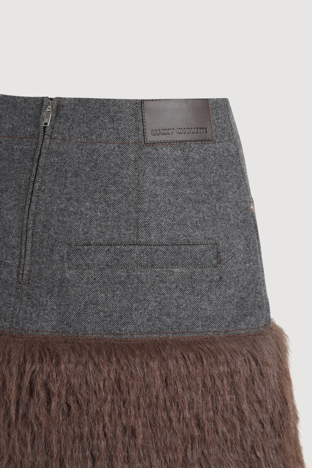 멜란지 그레이 컬러의 페이크 퍼 미니 스커트입니다. 울 혼방 소재의 부드러운 촉감과 두꺼운 두께감으로 가을, 겨울철 따뜻하게 착용할 수 있습니다. 캐주얼, 클래식, 미니멀 스타일 모두 소화 가능하며, A라인 핏과 세미 A라인 핏으로 여성스러운 실루엣을 연출합니다. 페이크 퍼 배색 디테일과 뒤 중심 지퍼 디테일이 돋보이며, 모임룩으로 활용하기 좋습니다. 트윌 조직과 뒤판 개발 텍션지를 사용하여 제작되었으며, 필링에 유의하여 관리해야 합니다.
