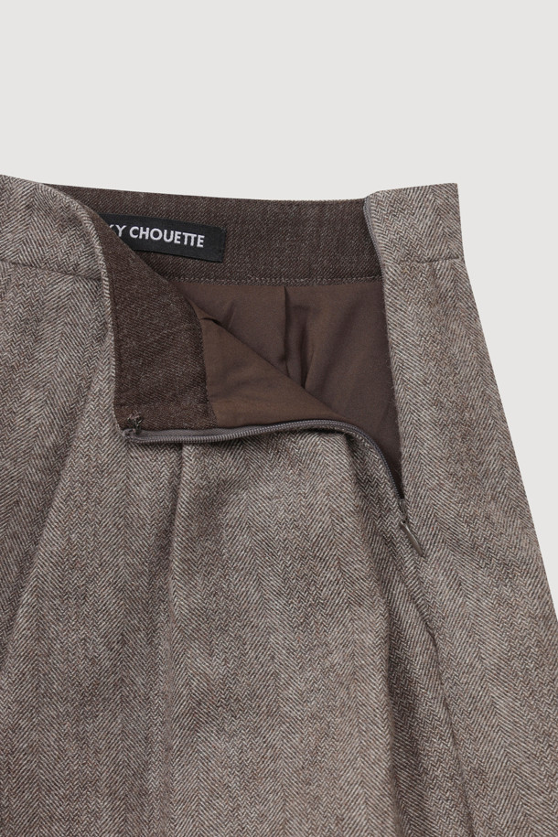 헤링본 패턴의 프릴 포인트 미디 스커트(브라운)는 가을, 겨울 시즌에 어울리는 여성용 스커트입니다. 울 소재로 제작되어 따뜻한 촉감을 선사하며, 두꺼운 두께감으로 포근하게 착용할 수 있습니다. A라인 핏에 옆 지퍼 여밈, 턱 셔링 디테일, 밑단 러플 배색, 레터링 자수 디자인이 더해져 클래식하면서도 유니크한 분위기를 연출합니다. 오피스룩, 모임룩, 데이트룩 등 다양한 TPO에 활용하기 좋으며, 미니멀, 시크 스타일을 선호하는 분들께 추천합니다.
