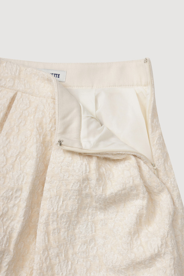 프릴 포인트 헤링본 미디 스커트 (아이보리)는 여성스러운 실루엣을 연출하는 스커트입니다. 울 소재로 제작되어 가을과 겨울에 따뜻하게 착용할 수 있으며, 두꺼운 두께감으로 포근한 착용감을 선사합니다. 클래식하고 유니크한 헤링본 패턴에 A라인 핏으로 다리 라인을 더욱 아름답게 강조합니다. 밑단 러플 배색, 턱 셔링 디테일, 레터링 자수, 옆 지퍼 여밈 디자인이 돋보이며, 오피스룩, 모임룩, 데이트룩 등 다양한 TPO에 활용 가능합니다. 클래식, 미니멀, 시크 스타일을 즐기는 분들께 추천합니다.
