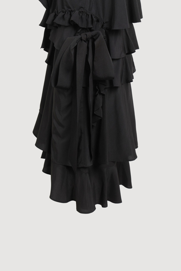 [Atelier] 프릴 포인트 롱 스커트 (블랙)는 여성 고객을 위한 클래식하고 유니크한 스타일의 롱 스커트입니다. 부드러운 레이온 소재로 제작되어 사계절 내내 편안하게 착용할 수 있으며, 세미 A라인 핏으로 여성스러운 실루엣을 연출합니다. 밑단 트임과 리본, 프릴 디테일이 돋보이며, 옆 지퍼로 간편하게 착용할 수 있습니다. 데이트룩, 카페룩, 모임룩 등 다양한 TPO에 활용 가능하며, 미니멀, 시크 스타일을 선호하는 분들께 추천합니다. 활동성이 좋아 편안하게 움직일 수 있으며, 다양한 상의와 매치하여 폭넓은 스타일을 연출할 수 있습니다.
