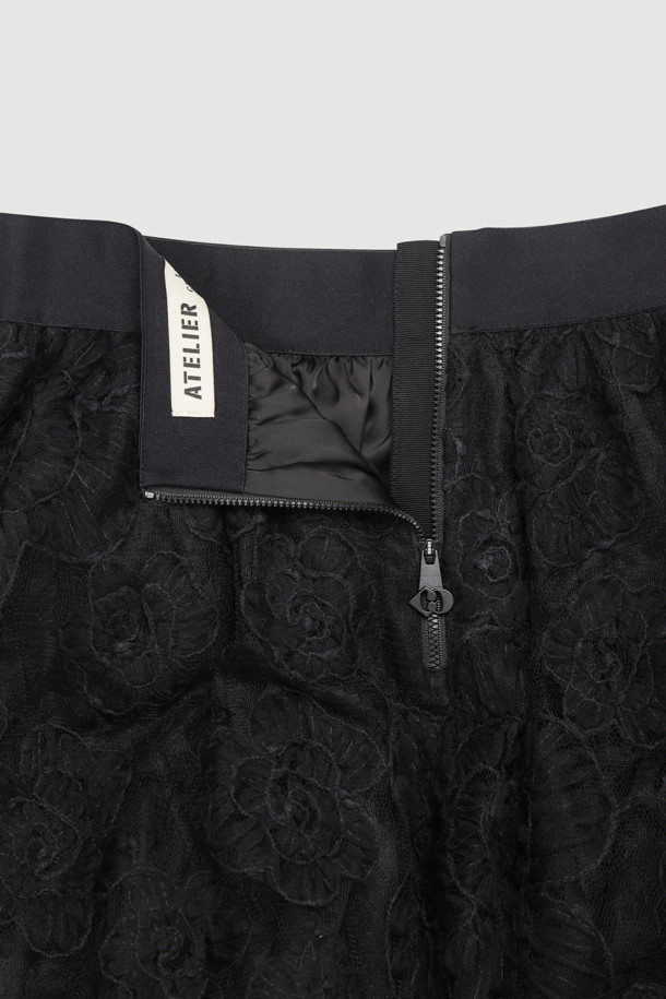 [Atelier] 레이스 밴딩 롱 스커트 (black)는 클래식하고 엘레강스한 무드를 연출하는 여성 의류입니다. 블랙 컬러의 레이스, 메쉬 소재가 조화롭게 어우러져 사계절 내내 활용 가능하며, A라인 핏과 맥시 기장으로 우아한 실루엣을 선사합니다. 허리 밴딩과 뒷중심 지퍼, 무릎 기장 안감, 레터링 디테일이 특징이며, 데이트룩, 모임룩, 파티룩 등 다양한 TPO에 맞춰 클래식, 미니멀, 로맨틱 스타일을 연출할 수 있습니다. 얇은 두께감과 루즈핏으로 편안한 착용감을 제공하며, 사틴 안감으로 고급스러운 분위기를 더합니다.
