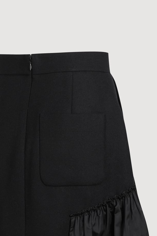 [Atelier] 프릴 포인트 미디 스커트 (블랙)는 울 소재로 제작되어 부드러운 촉감과 따뜻함을 선사합니다. H라인의 슬림핏으로 클래식하면서도 우아한 스타일을 연출하며, 두꺼운 두께감으로 가을, 겨울 시즌에 적합합니다. 언밸런스 프릴과 아웃포켓 디테일이 돋보이며, 뒷중심 지퍼로 간편하게 착용할 수 있습니다. 무지 디자인에 프릴 덧장 디테일이 더해져 세련된 포인트를 더하며, 오피스룩, 모임룩, 겨울 데일리룩 등 다양한 TPO에 활용 가능합니다. 미니멀하고 시크한 스타일을 즐기는 여성분들께 추천합니다.
