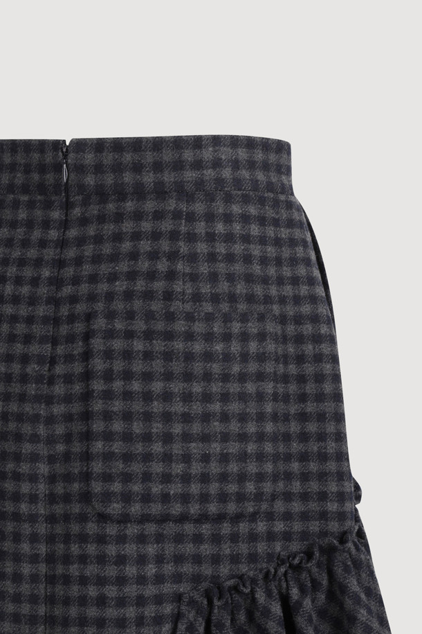 [Atelier] 프릴 포인트 미디 스커트 (멀티 컬러)는 가을, 겨울 시즌에 어울리는 여성용 미디 스커트입니다. 울 소재로 제작되어 부드러운 촉감을 선사하며, H라인 슬림핏으로 클래식하고 시크한 스타일을 연출합니다. 언밸런스 디자인과 프릴 디테일, 아웃포켓이 특징이며, 뒷중심 지퍼로 편안하게 착용할 수 있습니다. 멀티 컬러 체크 패턴으로 유니크한 매력을 더하여 데이트룩, 모임룩, 겨울 데일리룩 등 다양한 TPO에 활용하기 좋습니다.
