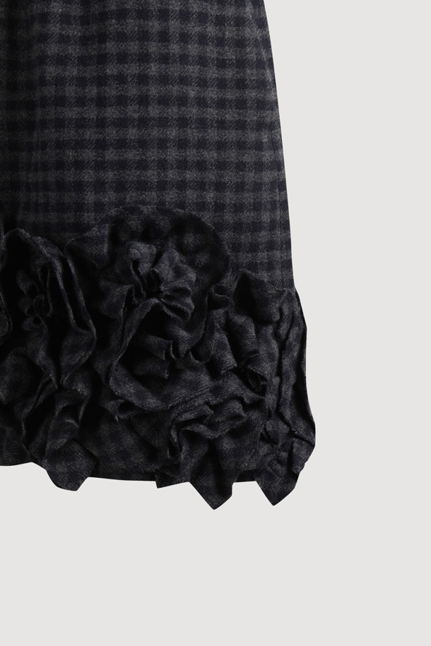 [Atelier] 프릴 포인트 체크 밴딩 미니 스커트 (멀티 컬러)는 가을, 겨울 시즌에 유니크하고 스타일리시한 룩을 연출해 줍니다. 울 50% 함유로 보온성을 높였으며, 허리 밴딩과 슬림핏으로 편안한 착용감을 선사합니다. 언밸런스한 프릴 디테일이 돋보이는 H라인 미니스커트로 데이트룩, 모임룩, 겨울 데일리룩에 적합합니다. 클래식, 시크, 미니멀 스타일을 즐기는 여성분들께 추천합니다. 체크 패턴과 두꺼운 두께감으로 세련된 분위기를 더했습니다.
