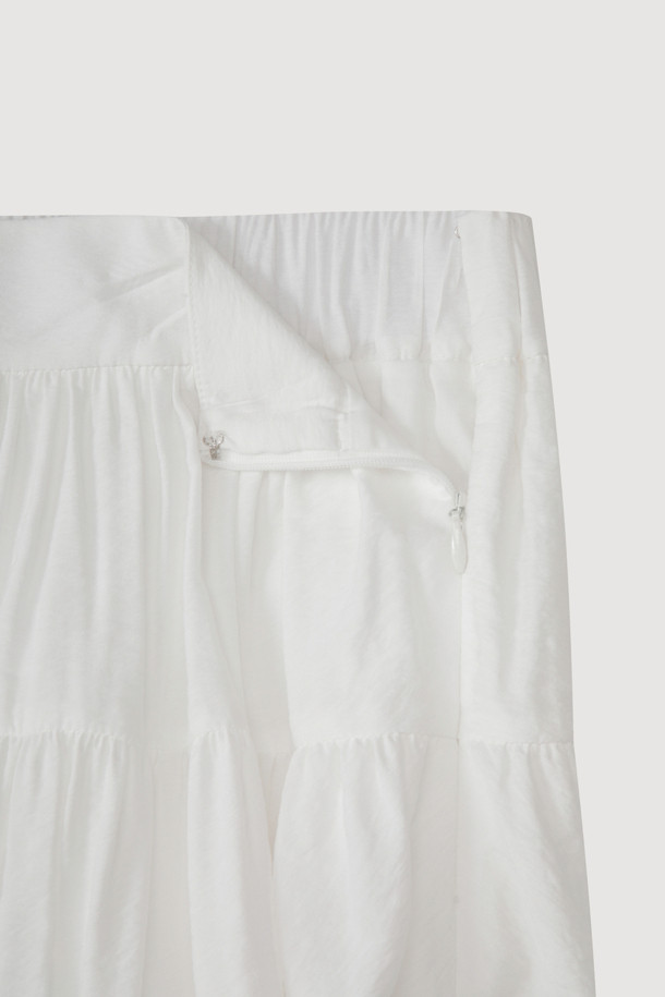 [Re-Order] 셔링 백 밴딩 롱 스커트 (dark ivory)는 베이직하고 캐주얼한 스타일의 여성 롱 스커트입니다. 톤다운된 아이보리 컬러(dark ivory)로 어떤 상의와도 잘 어울리며, 봄, 여름, 가을 계절에 착용하기 좋습니다. A라인 핏에 셔링 디테일과 배색 스티치가 더해져 여성스러운 분위기를 연출합니다. 뒷 밴딩으로 편안한 착용감을 선사하며, 옆 지퍼가 있어 탈착이 용이합니다. 동네 마실룩, 데이트룩, 카페룩 등 다양한 TPO에 맞춰 미니멀하고 클래식한 스타일을 완성해보세요.
